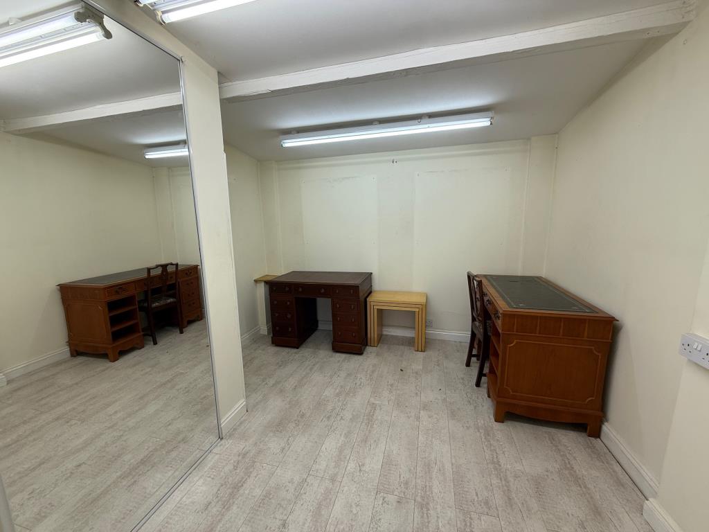 Lot: 28 - VACANT COMMERCIAL PREMISES - RETAIL OR STUDIO UNIT - Rear of main shop with ful length mirror